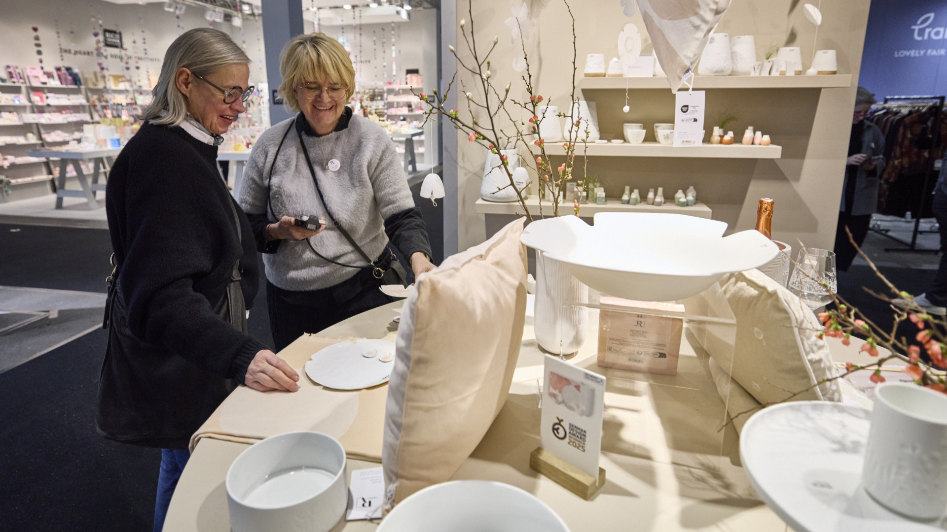 Zwei Besucherinnen auf der Messe Nordstil