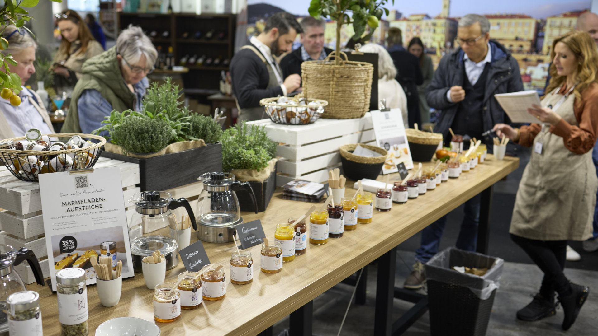 Im Obergeschoss der Hallen B1 und B2 können Besucher*innen auf der neuen Genussmeile der Nordstil Feines, Würziges und Prickelndes erleben. Foto: Messe Frankfurt / Rolf Otzipka