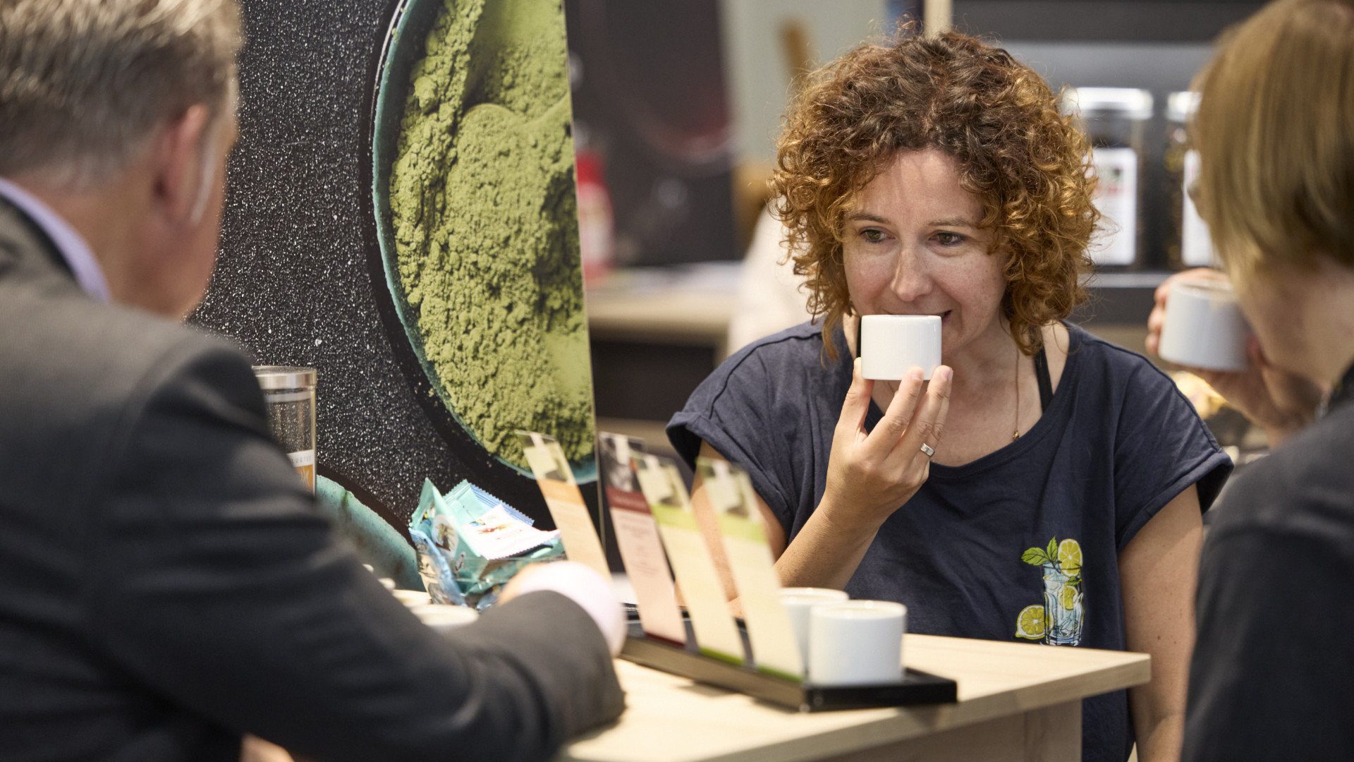Riechen, schmecken, genießen: Die Genussmeile führte die Nordstil-Besucher zahlreich in die Hallen B1 und B2. OG. Bild: Messe Frankfurt / Rolf Otzipka