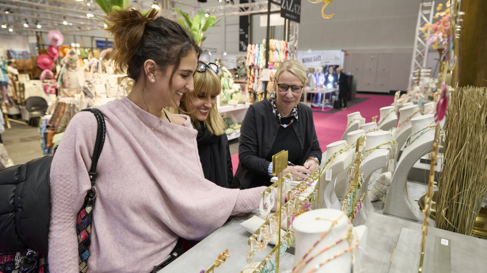 Begeistert: Ein Besuch auf der Nordstil Sommer 2025 garantiert  frische und geschäftsfördernde Inspirationen!  Bild: Messe Frankfurt / Rolf Otzipka