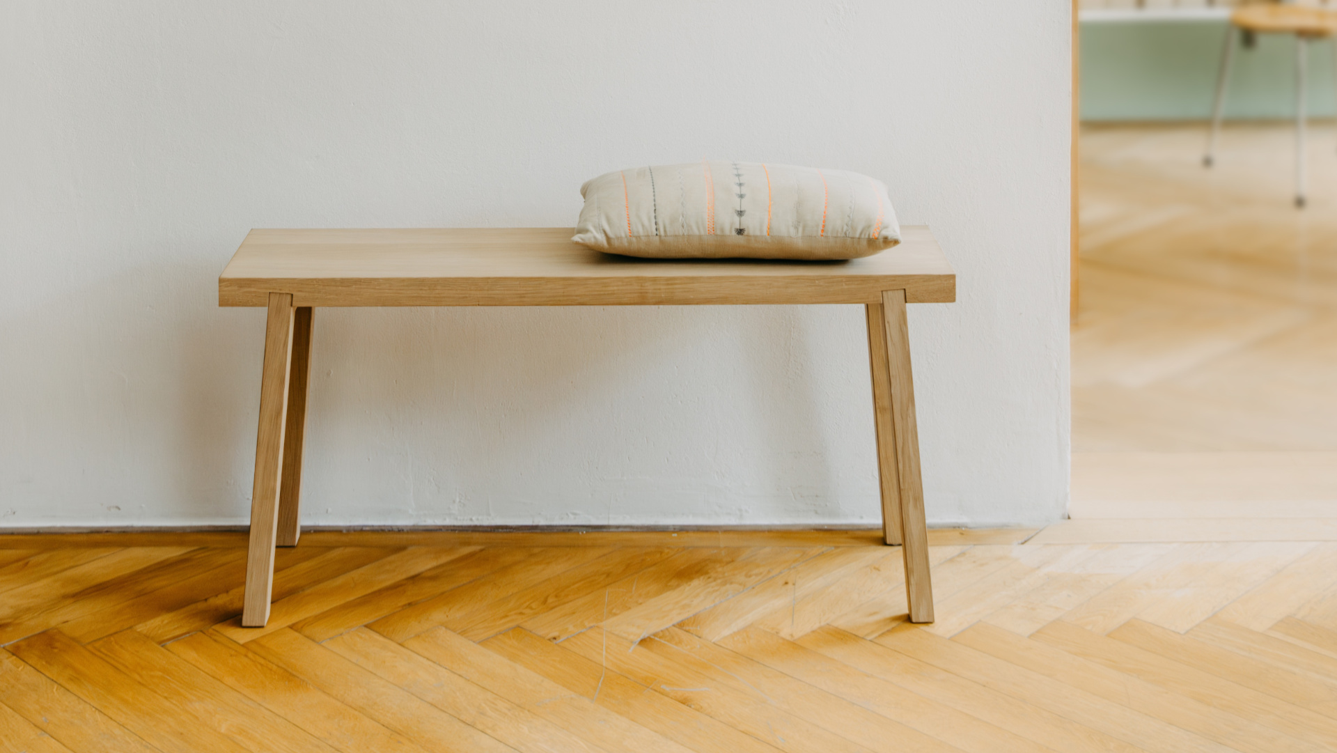 Schlichte Form und edles Eschenholz: die Bank von side by side steht für Sanfte Eleganz. Bild: side by side.