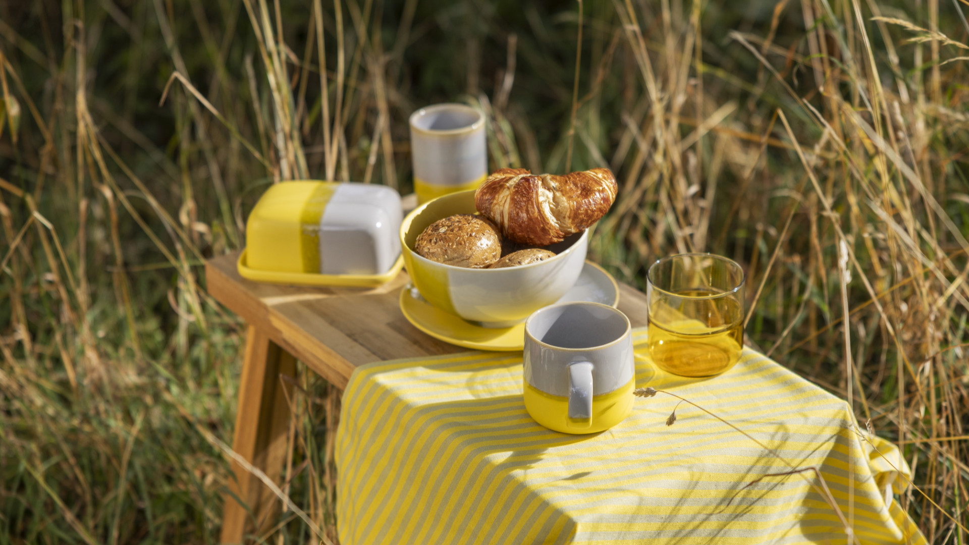Frühstücksgeschirr im Grünen