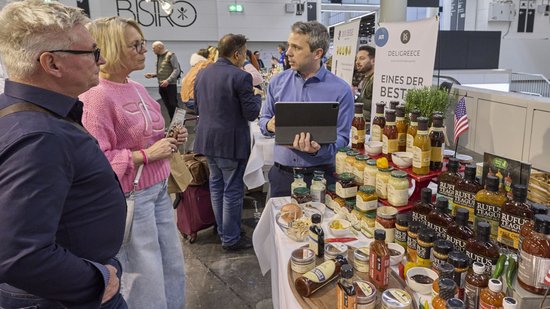 Fachbesucher*innen beim GenussGipfel auf der Nordstil